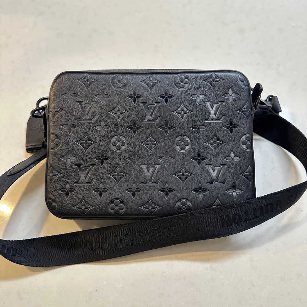 Louis Vuitton Monogram Black Messenger Bag - Picture 4 of 7